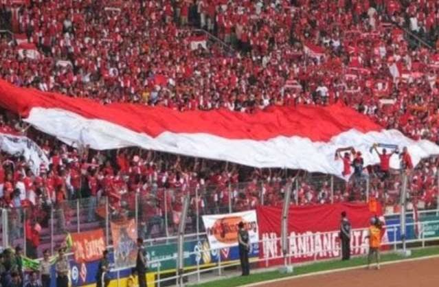 Ilustrasi penonton sepak bola di Stadion Utama Bung Karno. (Foto: Istimewa)