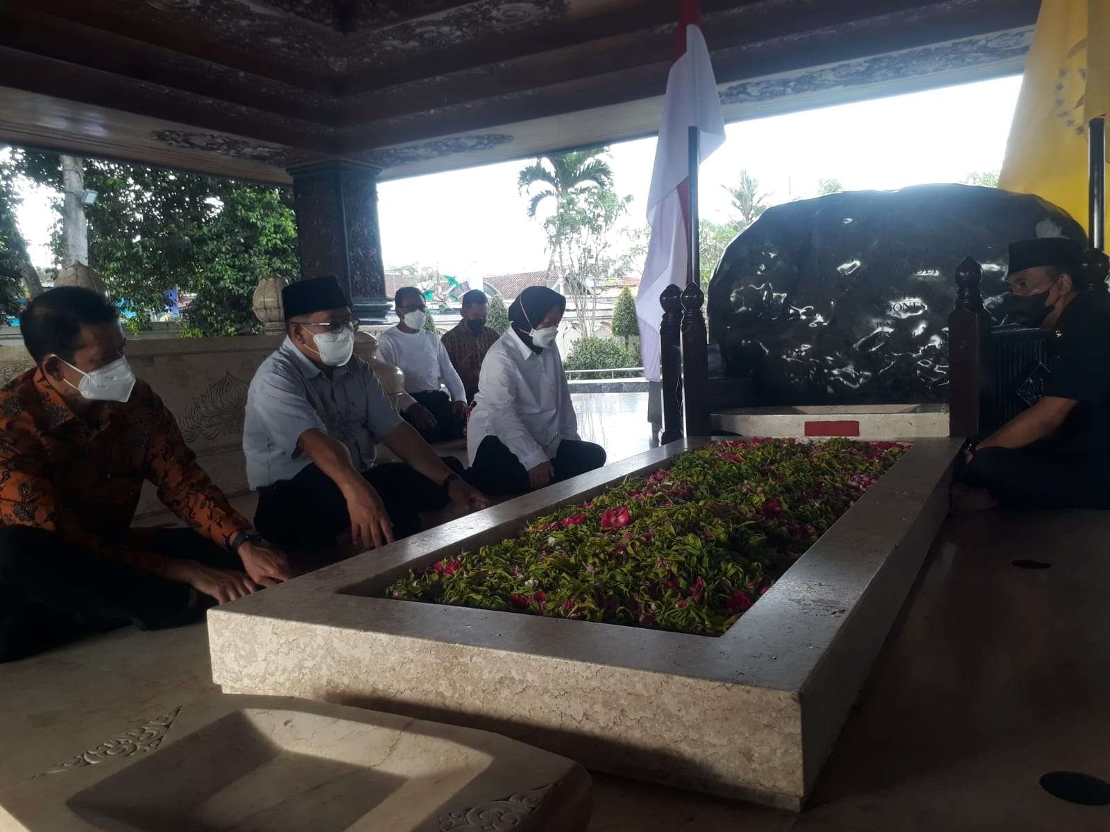 Menteri Sosial Tri Tismaharini berziarah ke makam Bung Karno.(Foto: Choirul Anam/Ngopibareng.id)