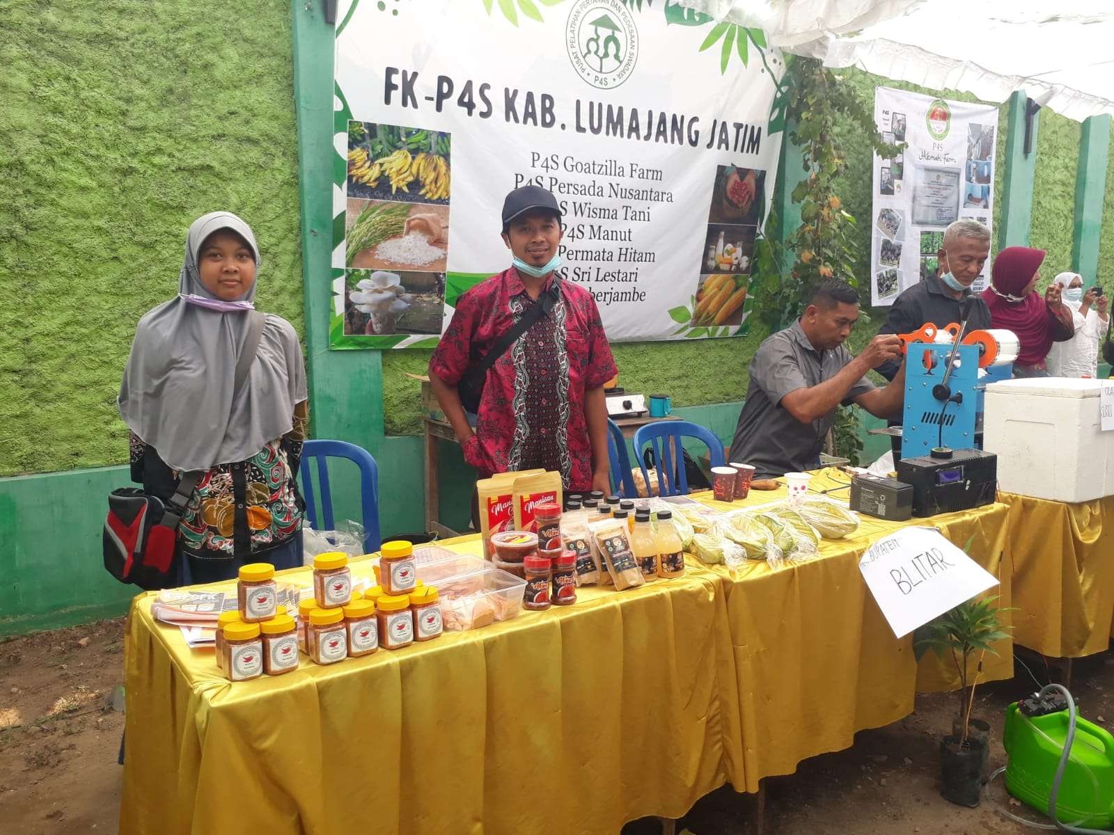 Pengelola P4s juga memamerkan hasil kreatifitasnya berupa produk-produk yang mendukung pertanian. (Foto: Choirul Anam/Ngopibareng.id)