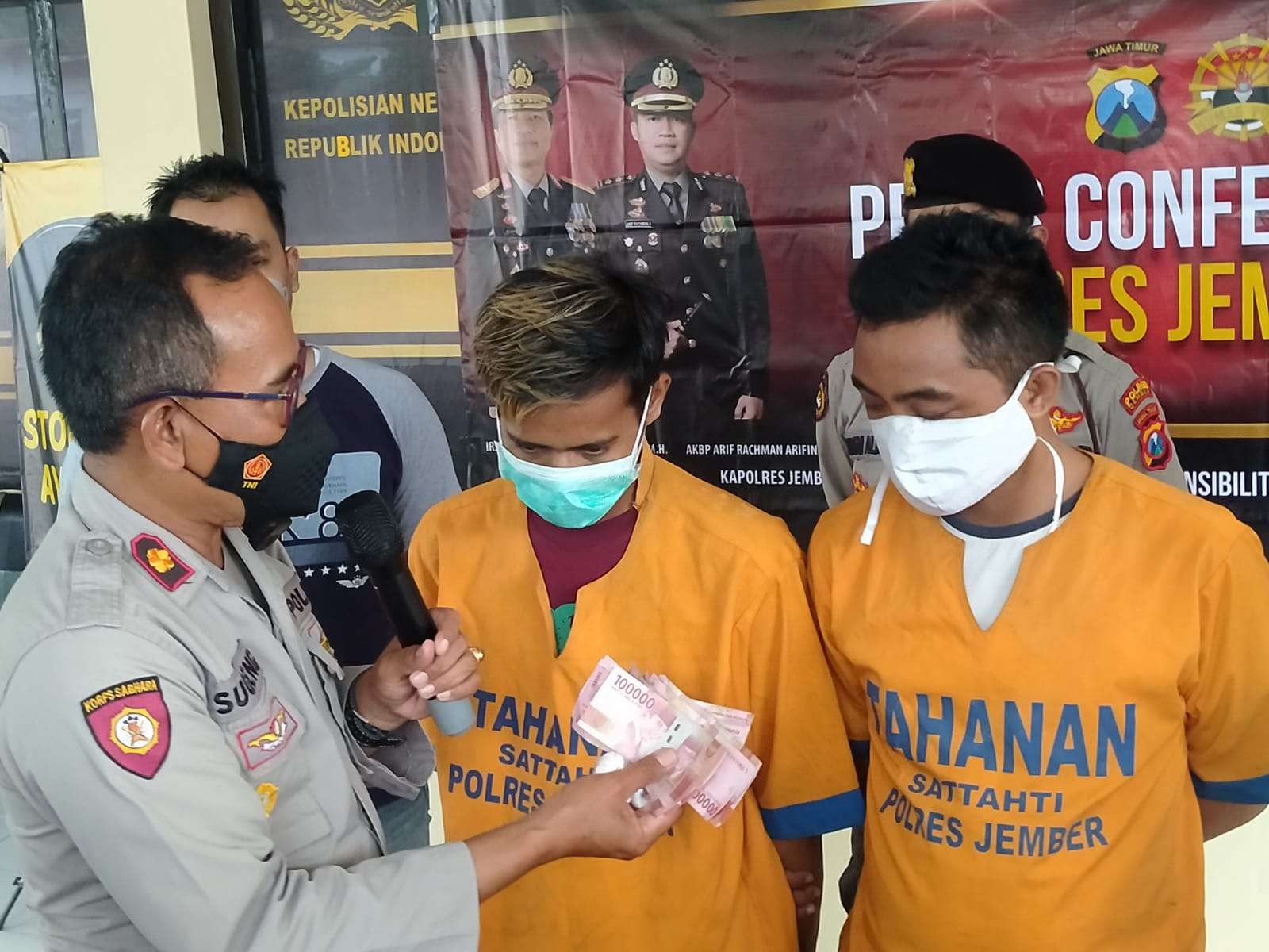 Kapolsek Sumbersari Kompol Sugeng Piyanto menginterogasi kedua tersangka (Foto:Rusdi/ngopibareng.id)