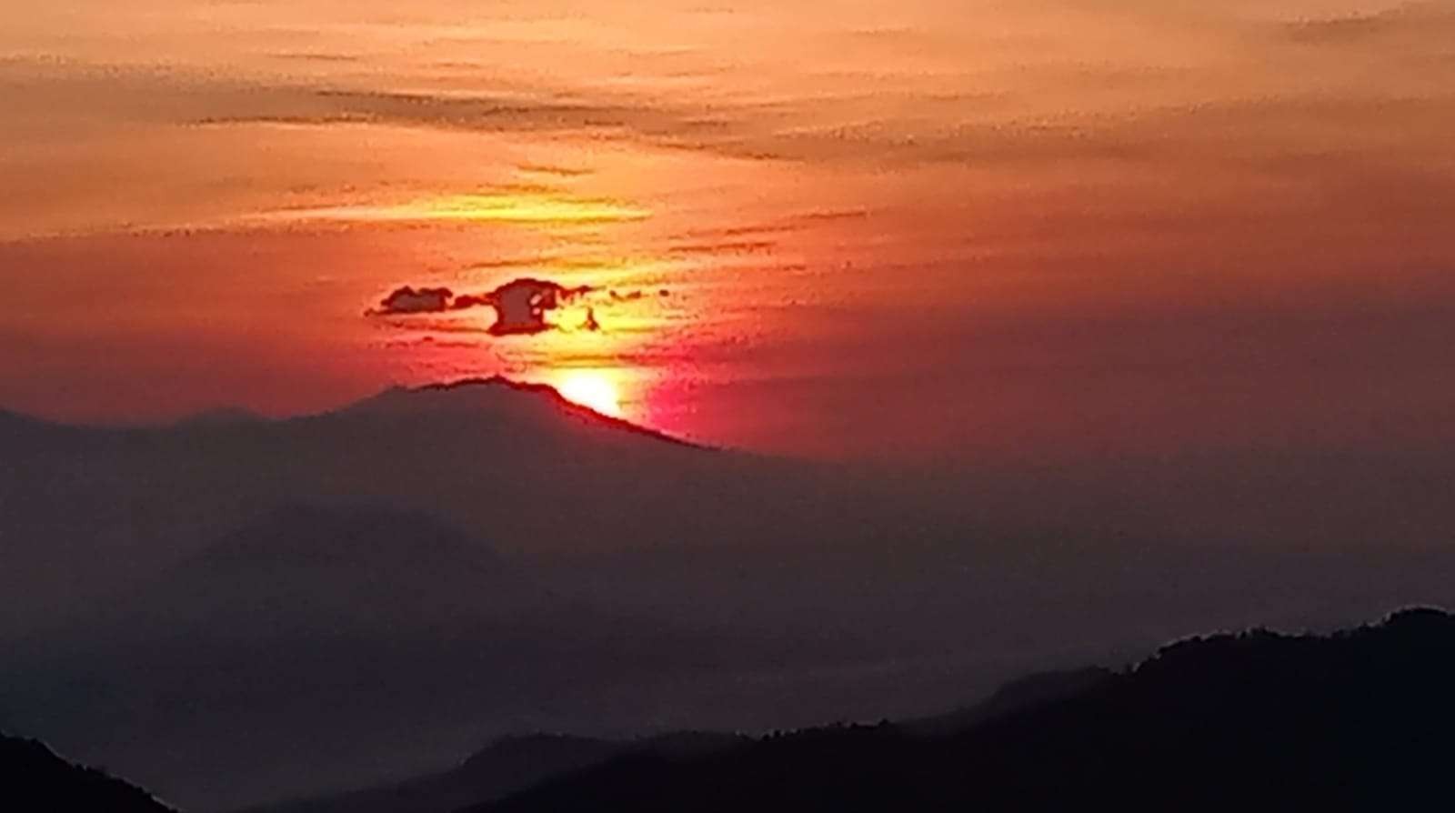 Sunrise di Gunung Bromo dilihat dari Seruni Pool. Ini saat yang paling ditunggu-tunggu bagi wisatawan. (Foto: Asmanu Sudarso/Ngopibareng.id),