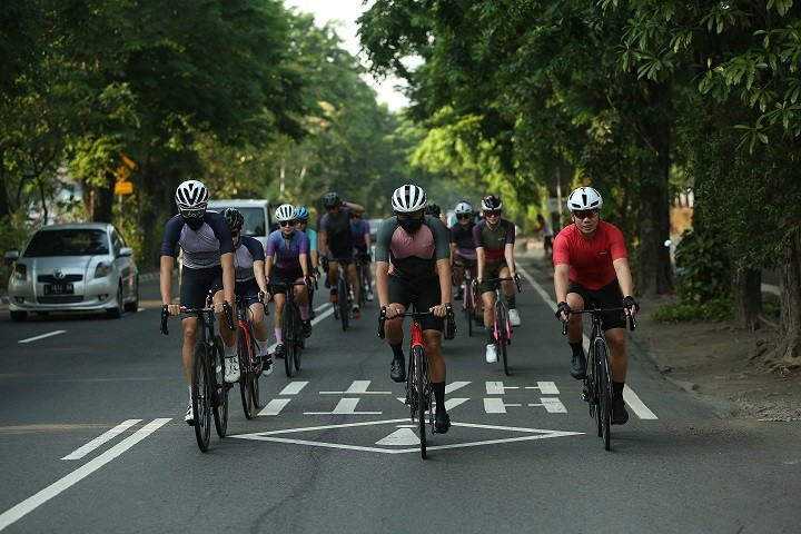 Sekitar 40 cyclist gowes bareng dalam acara NgopibarengSNP di Surabaya. (Foto: Anank Iswayudi)