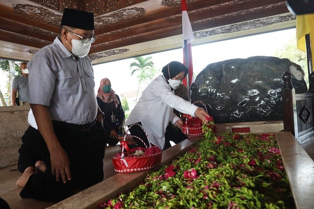 Menteri Sosial Tri Rismaharini tabur bunga di makam Presiden pertama Indonesia, Soekarno di Blitar, Jawa Timur, Sabtu 23 Oktober 2021. (Foto: Choirul Anam/Ngopibareng.id)