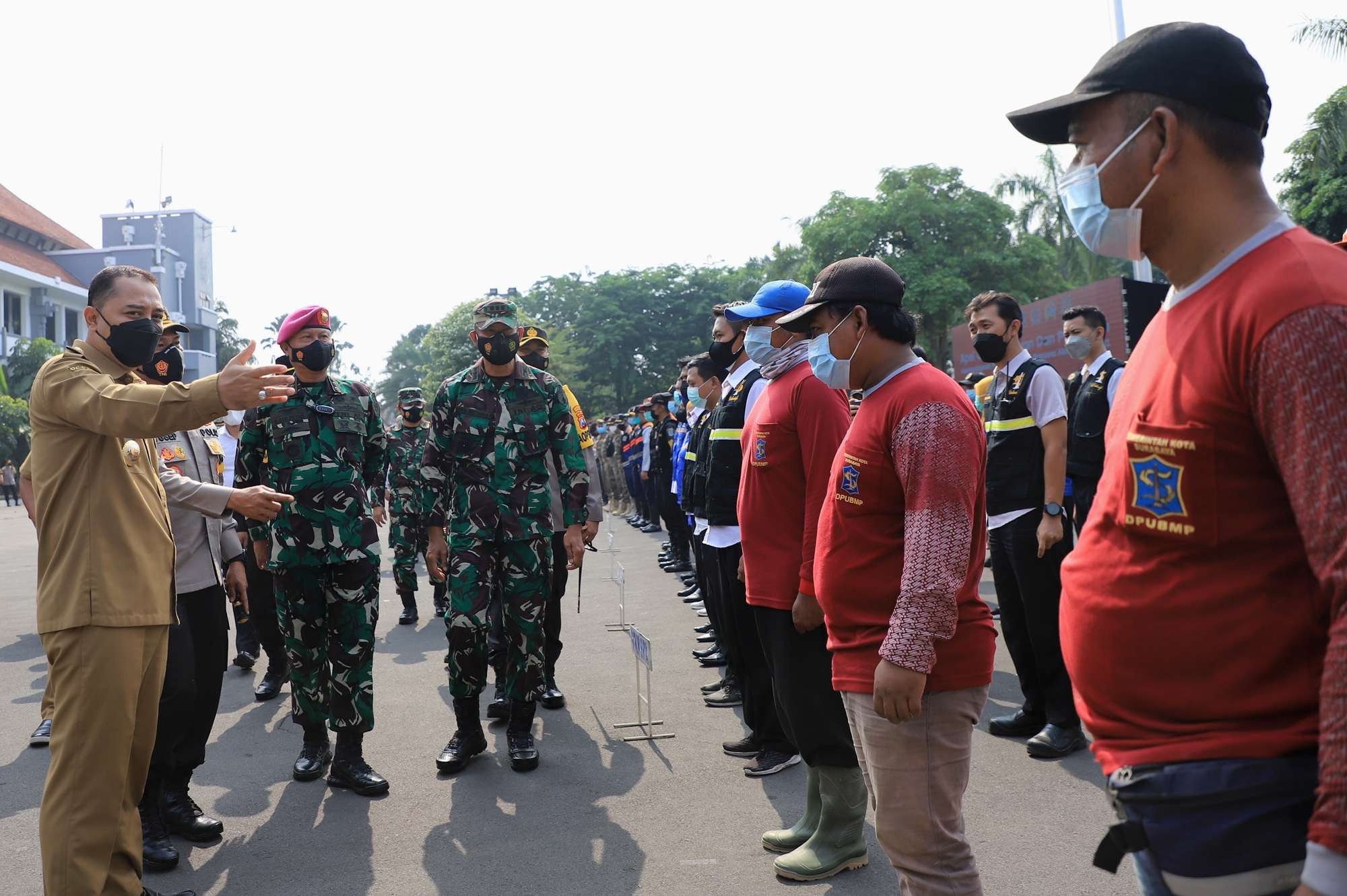 Walikota Eri Cahyadi pimpin apel tanggap bencana di Balai Kota Surabaya. (Foto: Dok Humas)