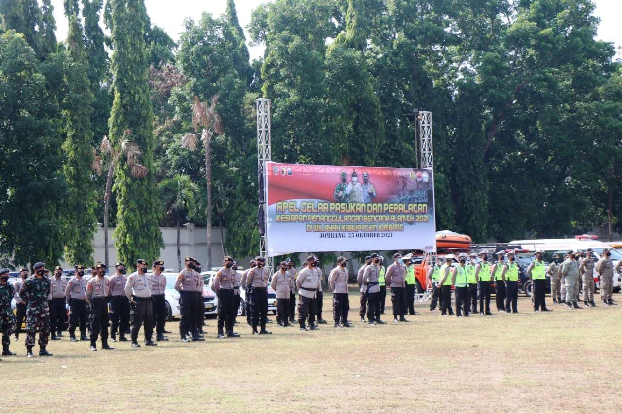 Apel gelar pasukan dalam rangka antisipasi bencana alam digelar di Lapangan Pemkab Jombang, Senin 25 Oktober 2021 pagi. (Foto: Istimewa)