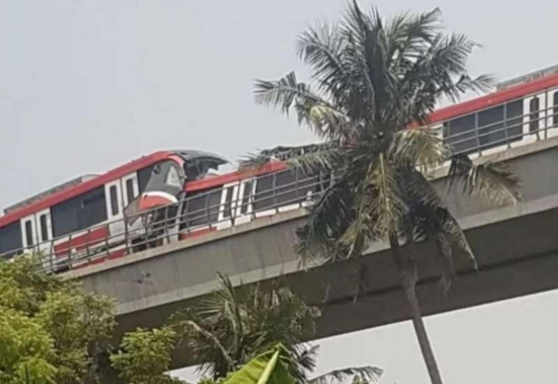 Tabrakan kereta LRT di Cibubur. (Foto: Instagram)