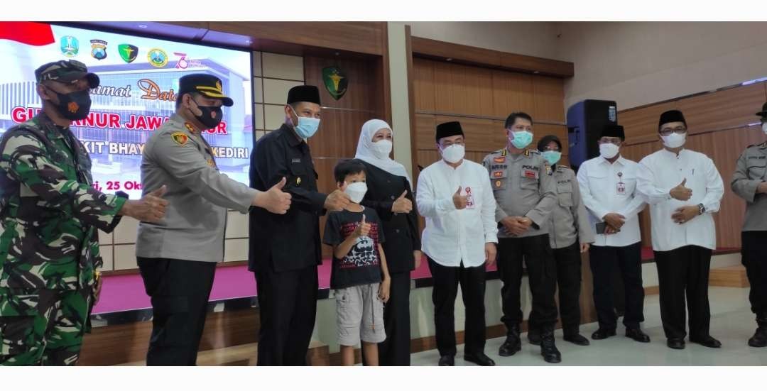 Gubernur Jatim Khofifah Indar Parawansa tinjau vaksinasi di RS Bhayangkara Kediri, 25 Oktober 2021. (Foto: Fendhy Plesmanaen/Ngopibareng.id)