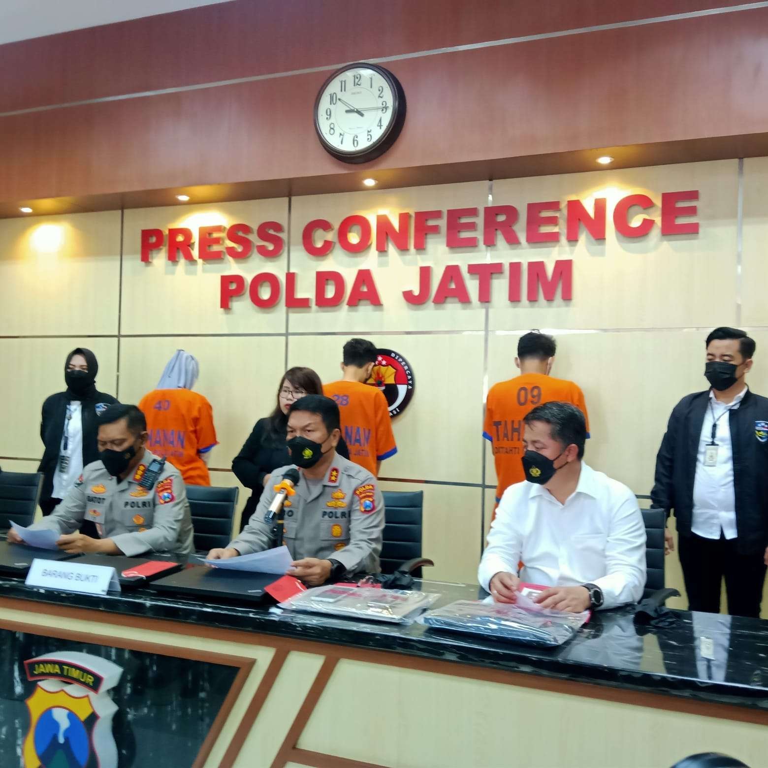 Kapolda Jatim, Irjen Pol Nico Afinta (tengah) memberikan keterangan terkait kasus pinjol di Mapolda Jatim, Surabaya, Senin 25 Oktober 2021. (Foto: Istimewa)