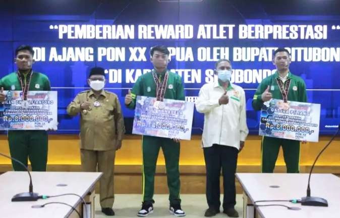 Tiga atlet PON Jatim asal Situbondo peraih medali di PON XX Papua dengan Bupati Karna Suswandi dan Ketua KONI Situbondo Sadi. (Foto: Istimewa).