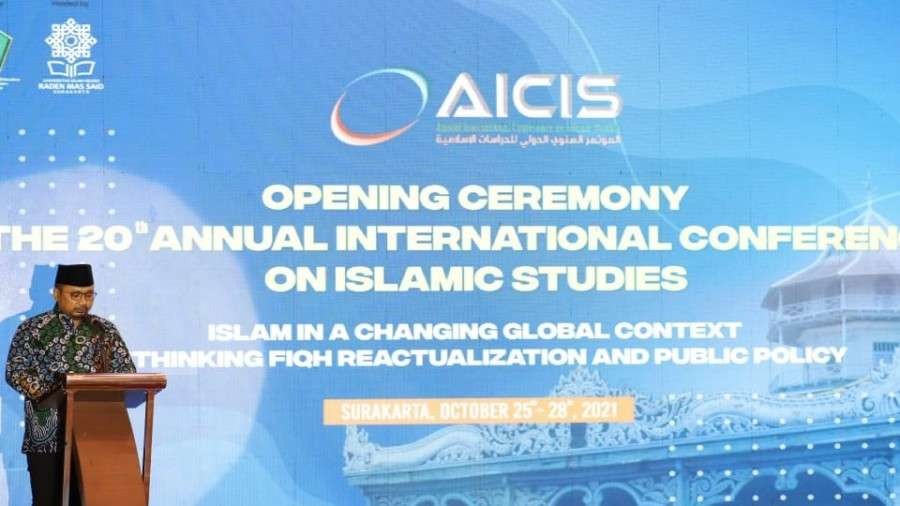 Menag Yaqut Cholil Qoumas saat membukan forum AICIS di Surakarta. (Foto: Kemenag)
