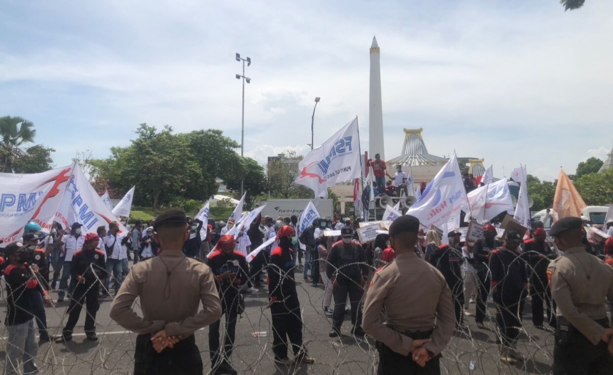 Ratusan buruh gruduk Kantor Gubernur Jatim, Selasa, 26 Oktober 2021 (Foto: Andhi Dwi/Ngopibareng.id)