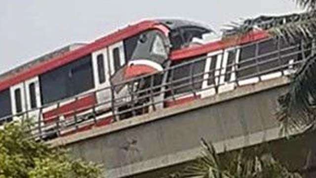 Dua kereta LRT kemarin tabrakan di kawasan Cibubur, Jakarta Timur saat dilakukan uji coba, penyebabnya human error. (Foto:Antara)