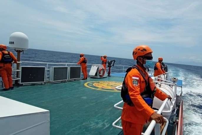 Tim SAR Bali melakukan pencarian korban tenggelamnya KM Liberty 01. (Foto: Dok SAR)