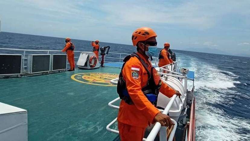 Personil Basarnas melakukan pencarian korban tenggelam KM Liberty 01 di sekitar perairan utara Bali dengan menumpang KN SAR Arjuna 229 (foto:istimewa)