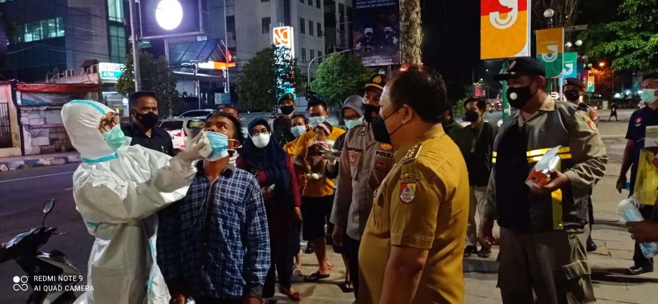 Petugas melakukan swab secara acak terhadap pengunjung Alun-alun Jember (Foto:Istimewa)