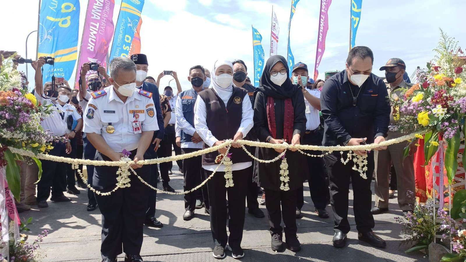 Gubernur Jawa Timur Khofifah Indar Parawansa memotong untaian bunga saat meresmikan dermaga MB IV di Pelabuhan Ketapang, Banyuwangi. (Foto: Muh Hujaini/Ngopibareng.id)