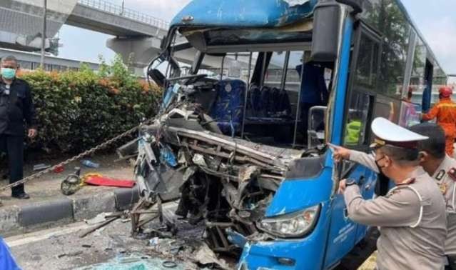 Bus Trans Jakarta yang bertabrakan. Bagian depannya hancur. (Foto: Istimewa)