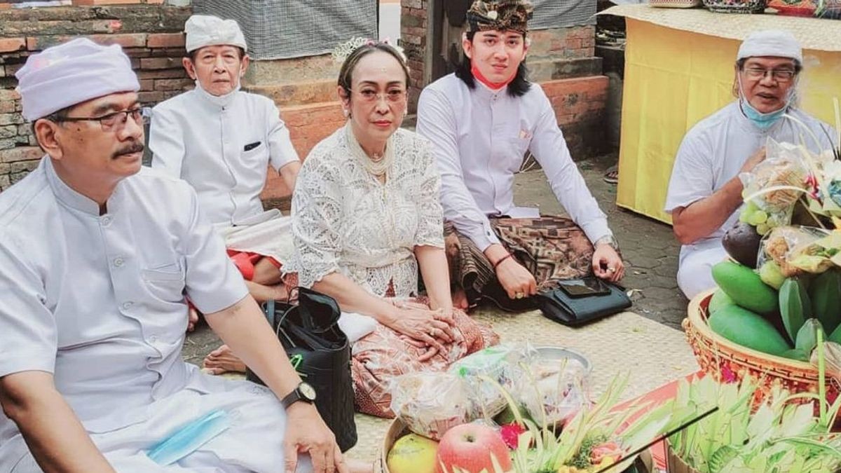 Ritual Sukmawati Soekarnoputri pindah agama disaksikan putra bungsunya, Muhammad Putra Al Hadad. (Foto: Istimewa)