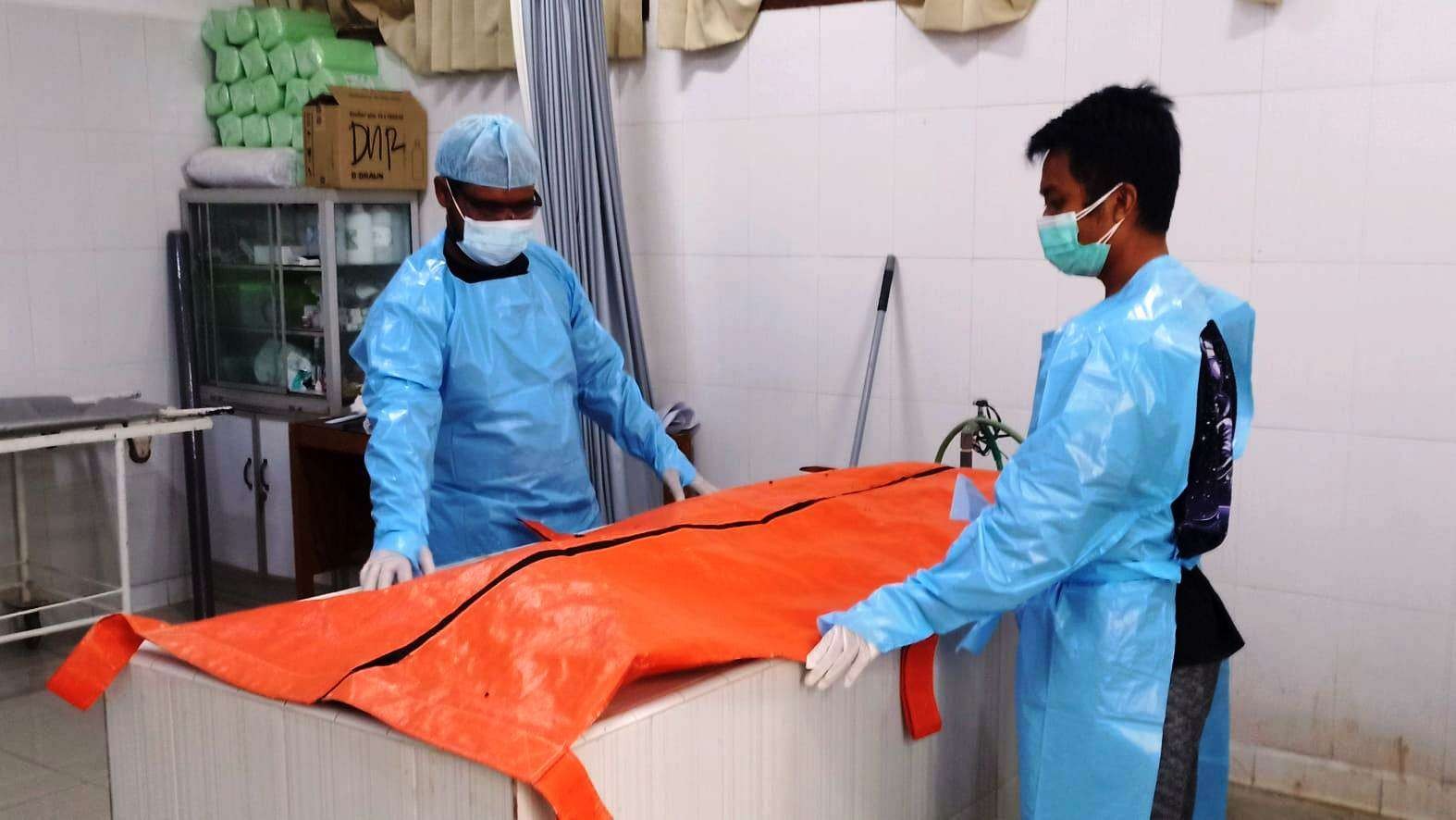 Kerangka manusia yang ditemukan di kebun tebu kini disemayamkan di kamar jenazah RSUD Blambangan, Banyuwangi. (Foto: Muh Hujaini/Ngopibareng.id)