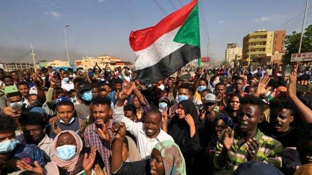 Para pengunjuk rasa membanjiri jalan-jalan Ibu Kota Khartoum, Sudan hari Senin sore kemarin,  menolak dan kudeta militer dan penagkapan PM  Abdalla Hamdok dan pejabat senior lainnya. Tujuh pengunjuk rasa tewas ditembak militer. (Foto:AFP/Al Jazeera)