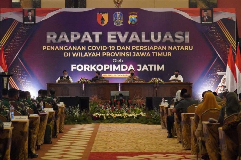 Forkopimda Jawa Timur menggelar rapat evaluasi penanganan Covid-19 dan Nataru. (Foto: Istimewa)