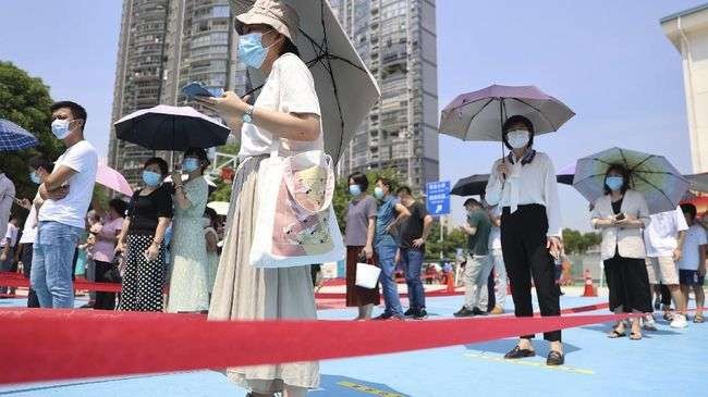 Aktivitas sehari-hari masyarakat China semasa pandemi Covid-19. (Foto: afp)