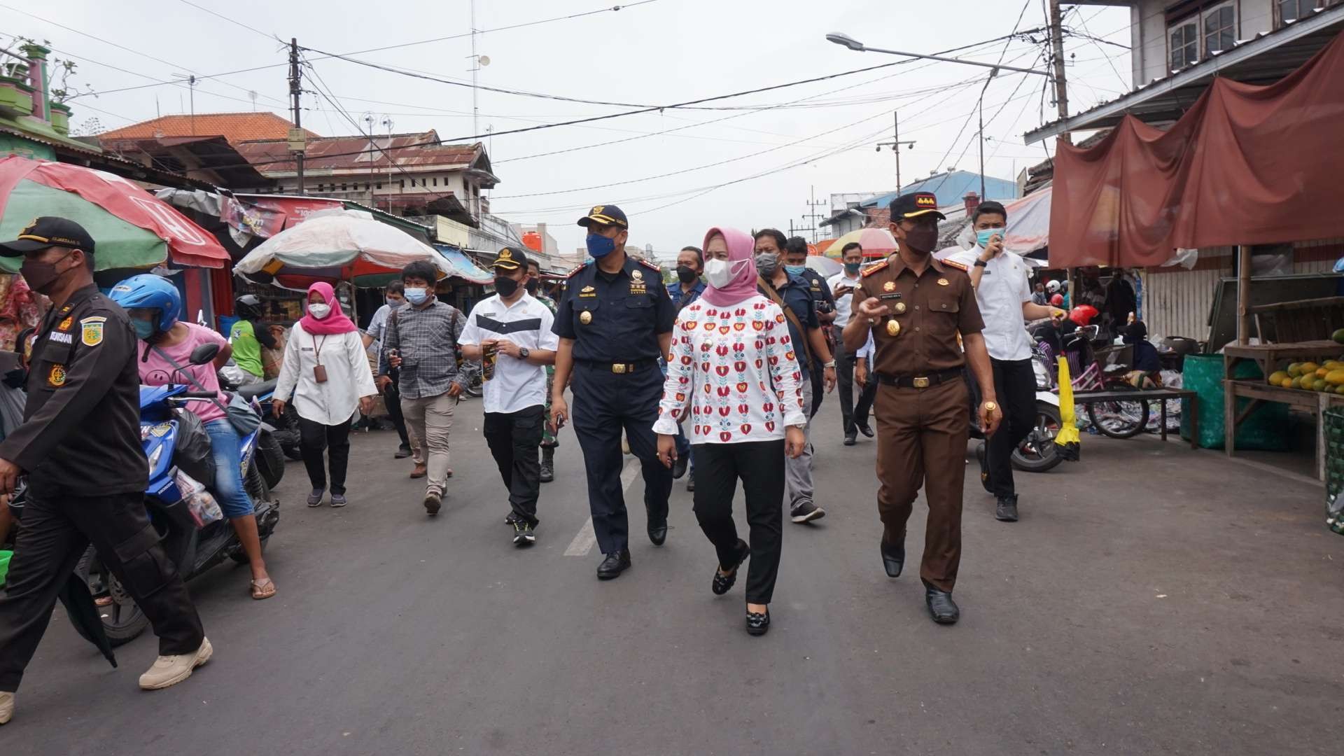Walikota Mojokerto bersama Kepala Bea Cukai Sidoarjo dan forkopimda Kota Mojokerto operasi bersama barang kena cukai ilegal.(Deni Lukmantara/Ngopibareng)