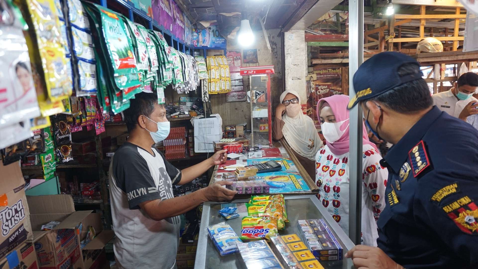 Wali Kota Mojokerto bersama Kepala Bea Cukai Sidoarjo mengecek rokok di toko kelontong pasar Tanjung Anyar.(Deni Lukmantara/Ngopibareng)
