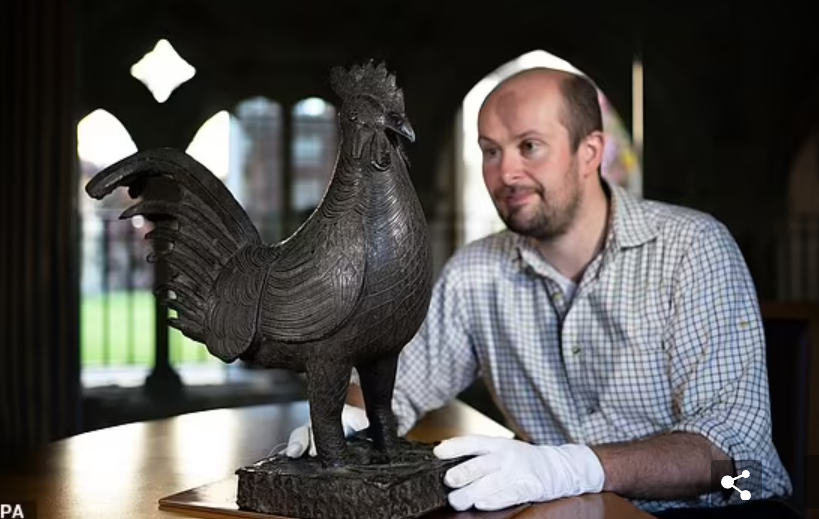 Patung Ayam  milik kerajaan di Benin, Nigeria. Kampus di Cambridge Inggris dan Museum di Paris, Prancis, mengembalikan sejumlah karya seni yang dirampok saat masa penjajahan di masa lalu. (Foto: Dailymail)