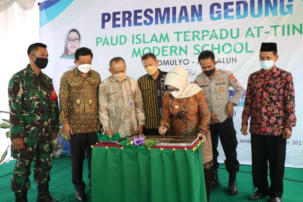Bupati Hj Mundjidah Wahab meresmikan gedung PAUD Islam Terpadu At Tiin Modern School di Dusun Dempok, Desa Sidomulyo, Kecamatan Megaluh, Selasa 26 Oktober 2021. (Foto: Istimewa)