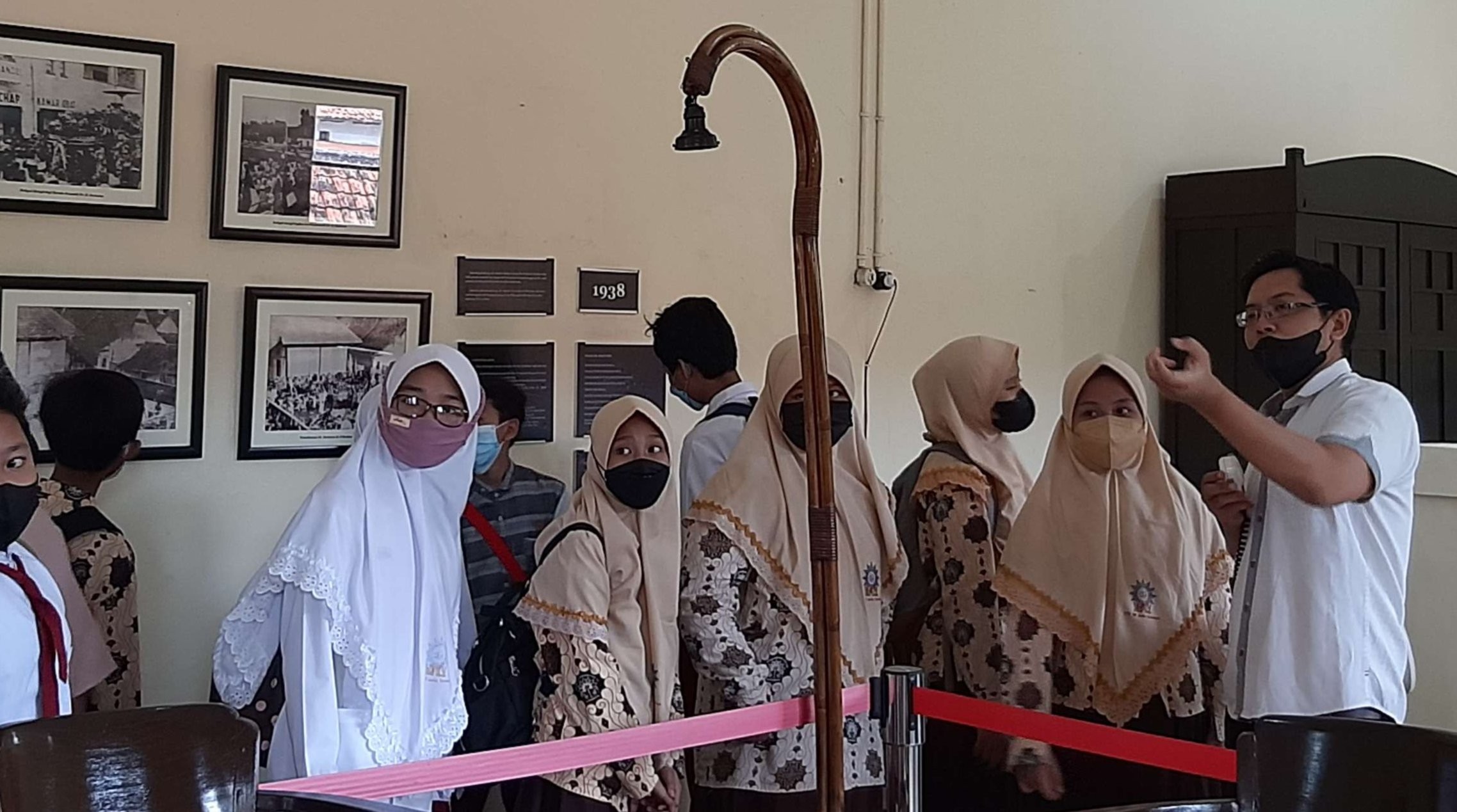 Siswa SD Muhammadiyah 12 Surabaya saat berkunjung ke museum Dr Soetomo Surabaya  (Foto: Pita Sari/Ngopibareng.id)