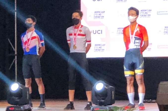 Pembalap Bondowoso Yanuar Alki Zulkarnaen (tengah) menyabet medali emas dan perak Kejurnas Balap Sepeda 2021 di Garut-Cimahi Jabar. (foto: istimewa)