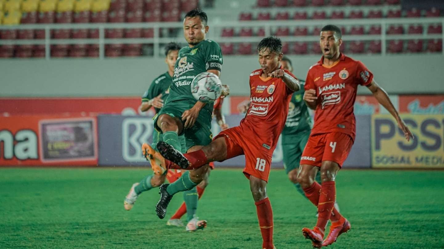 Pemain Persebaya, Arif Satria saat berebut bola dengan pemain Persija Jakarta di Stadion Manahan, Solo, Selasa 25 Oktober 2021. (Foto: Persebaya)