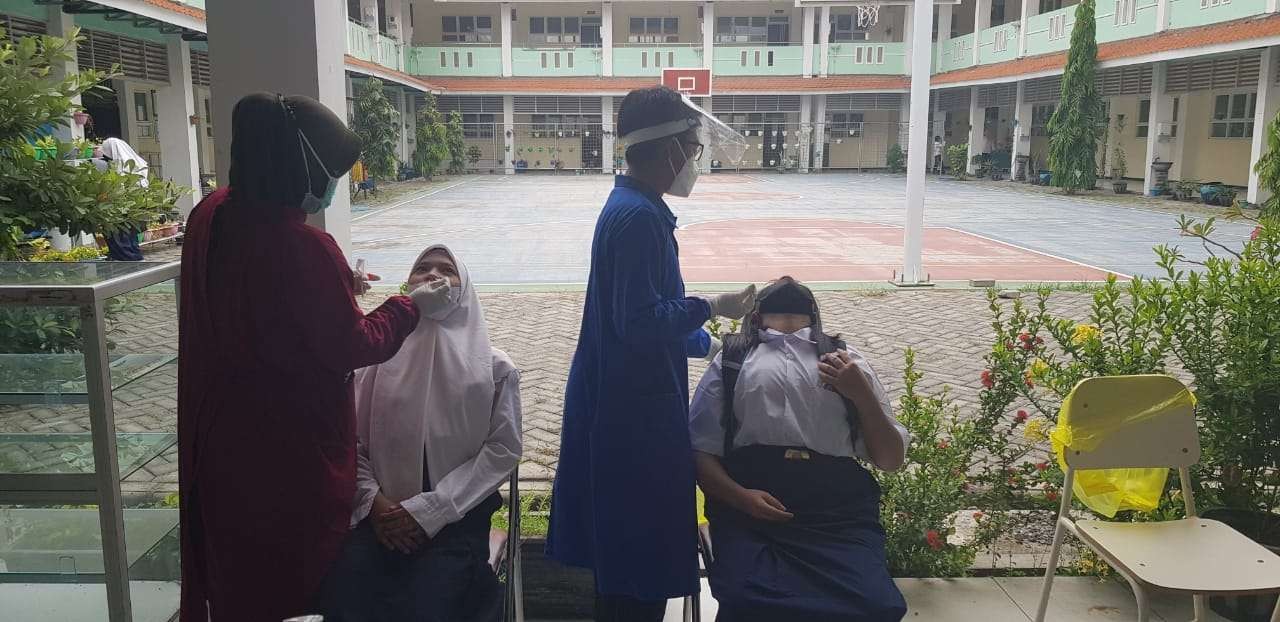 Pelaksanaan Swab PCR bagi siswa SMP di Surabaya. (Foto: Istimewa)