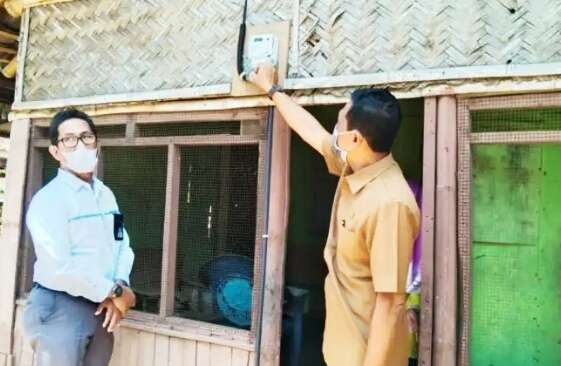 Pemasangan listrik gratis untuk warga kurang mampu di Desa Locare Kecamatan Curahdami secara simbolis dilakukan Kabag Perekonomian Bondowoso Rahmatullah.(foto:istimewa)