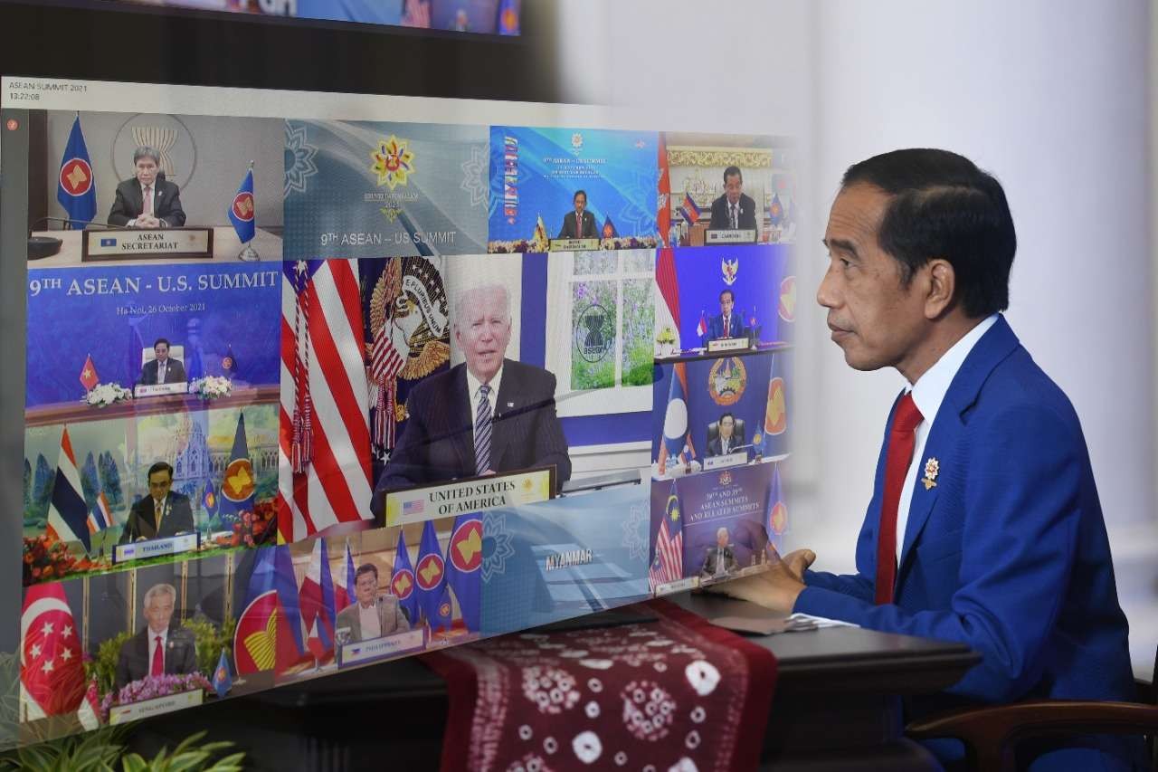 Presiden Joko Widodo saat menyimak pernyataan dari Pemimpin Negara-Negara saat menghadiri KTT ASEAN-AS secara virtual dari Istana Bogor, Selasa 26 Oktober 2021. (Foto: Biro Pers Setpres)