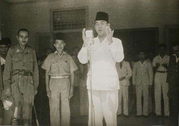 Ilustrasi Presiden pertama Indonesia, Soekarno berdoa usai Proklamasi Kemerdekaan RI. (Foto: Istimewa)