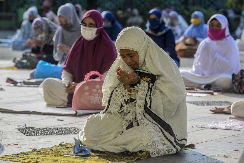 Doa adalah senjata kaum mukmin. Seorang muslimah pun senantiasa berdoa. (Ilustrasi)
