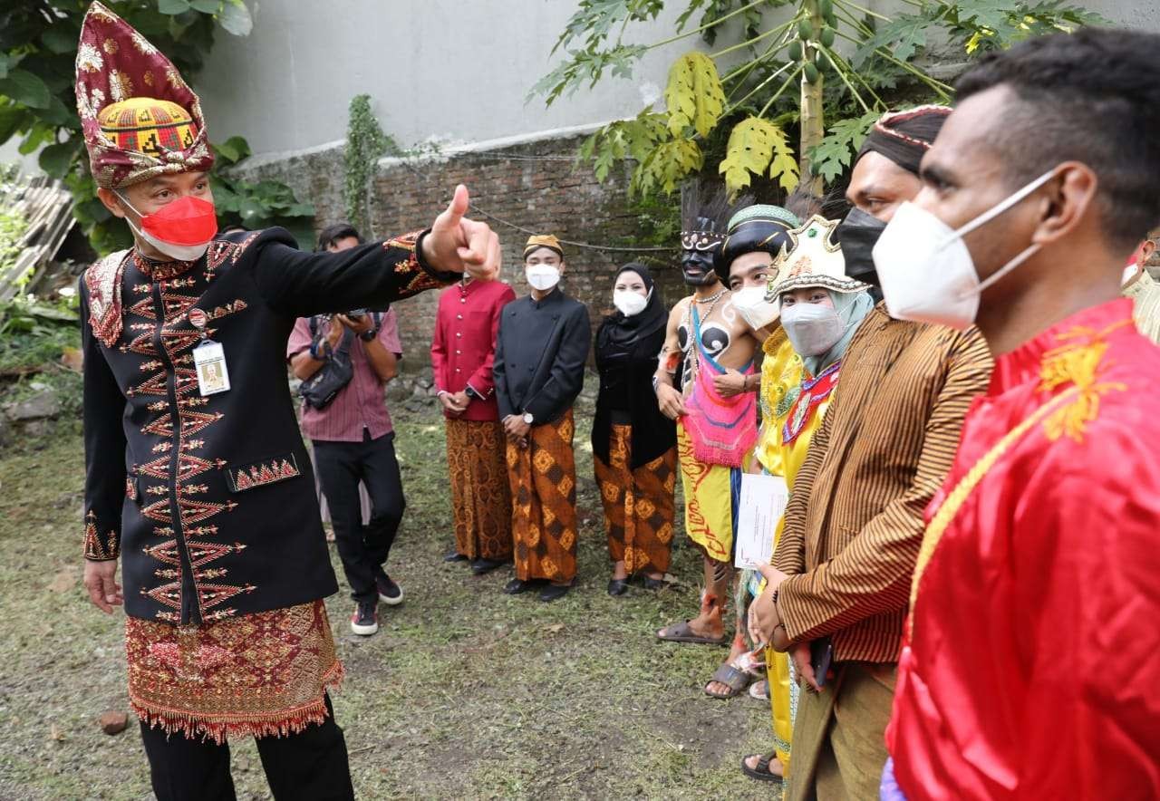 Gubernur Jawa Tengah Ganjar Pranowo mengikuti upacara peringatan Sumpah Pemuda yang digelar Forum Persaudaraan Antar Etnis Nusantara Jawa Tengah. (Foto: ist)