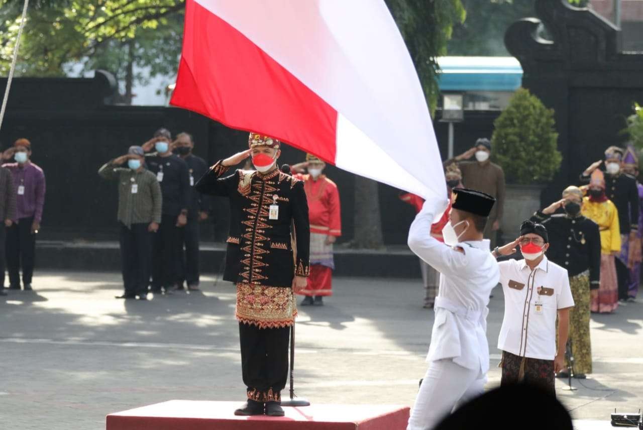 Gubernur Jawa Tengah, Ganjar Pranowo, saat memimpin upacara di Hari Sumpah Pemuda, 28 Oktober 2021 di Halaman Kantor Gubernur Jateng. (Foto: Istimewa)