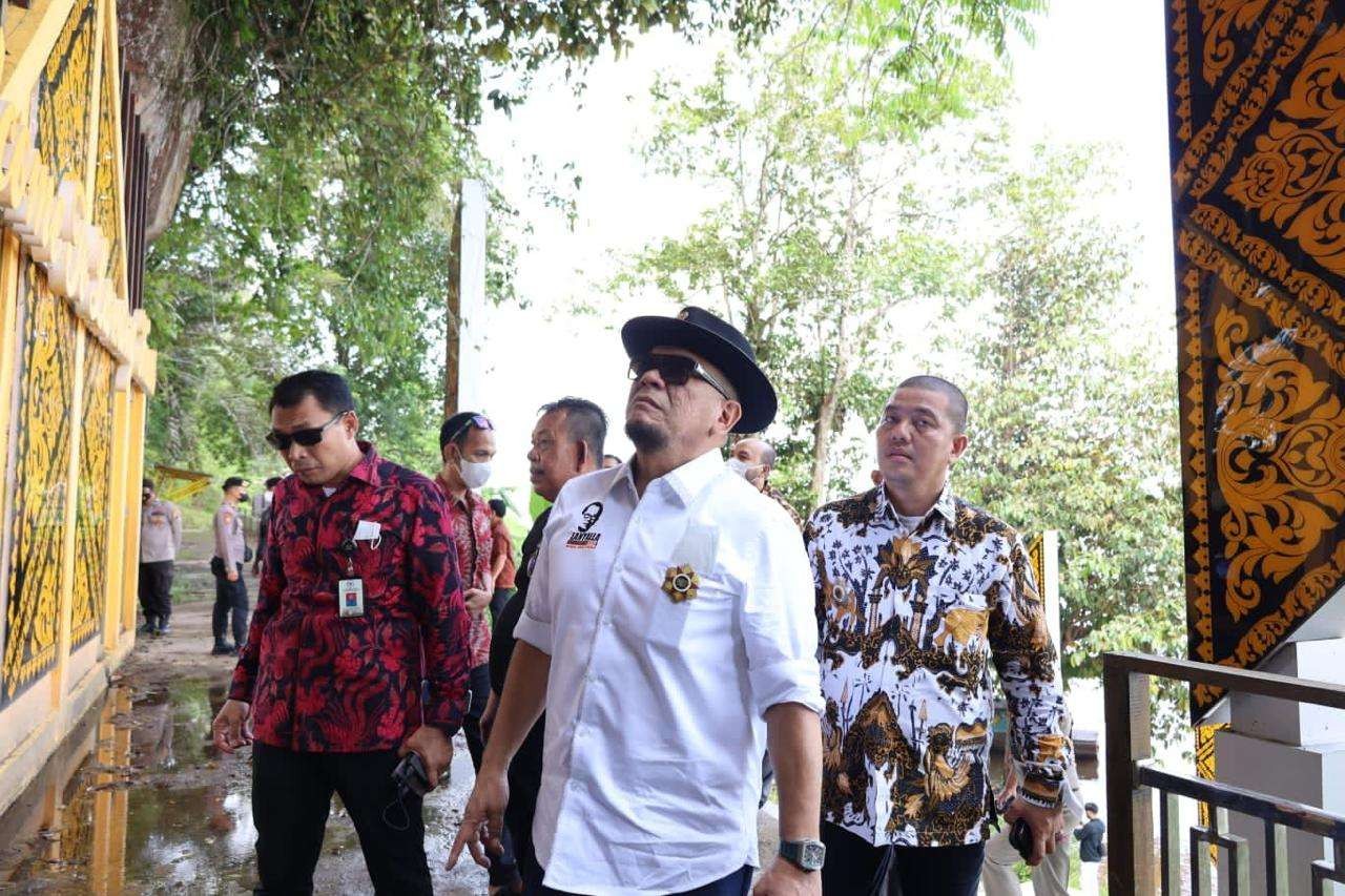 Ketua DPD RI LaNyalla Mahmud Mattalitti saat mengunjungi objek wisata Lawang Kuari, Kabupaten Sekadau, Kalimantan Barat. (Foto: Istimewa)