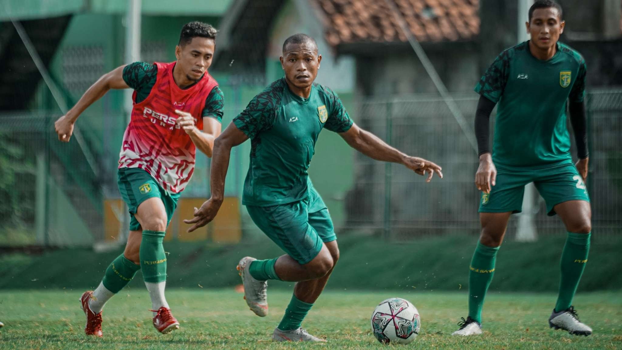 Pemain Persebaya saat menjalani latihan jelang laga melawan Persiraja Banda Aceh. (Foto: Persebaya)