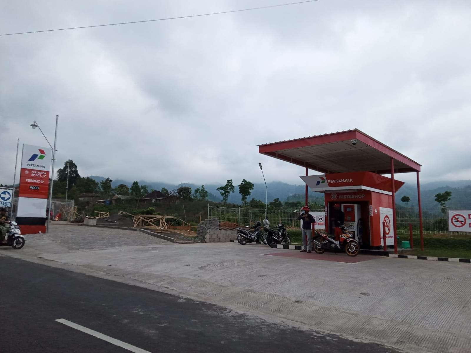 Depo Pertamina Shop (Pertashop) di Desa Gubukklakah, Poncokusumo, Kabupaten Malang (Foto: Lalu Theo/Ngopibareng.id)