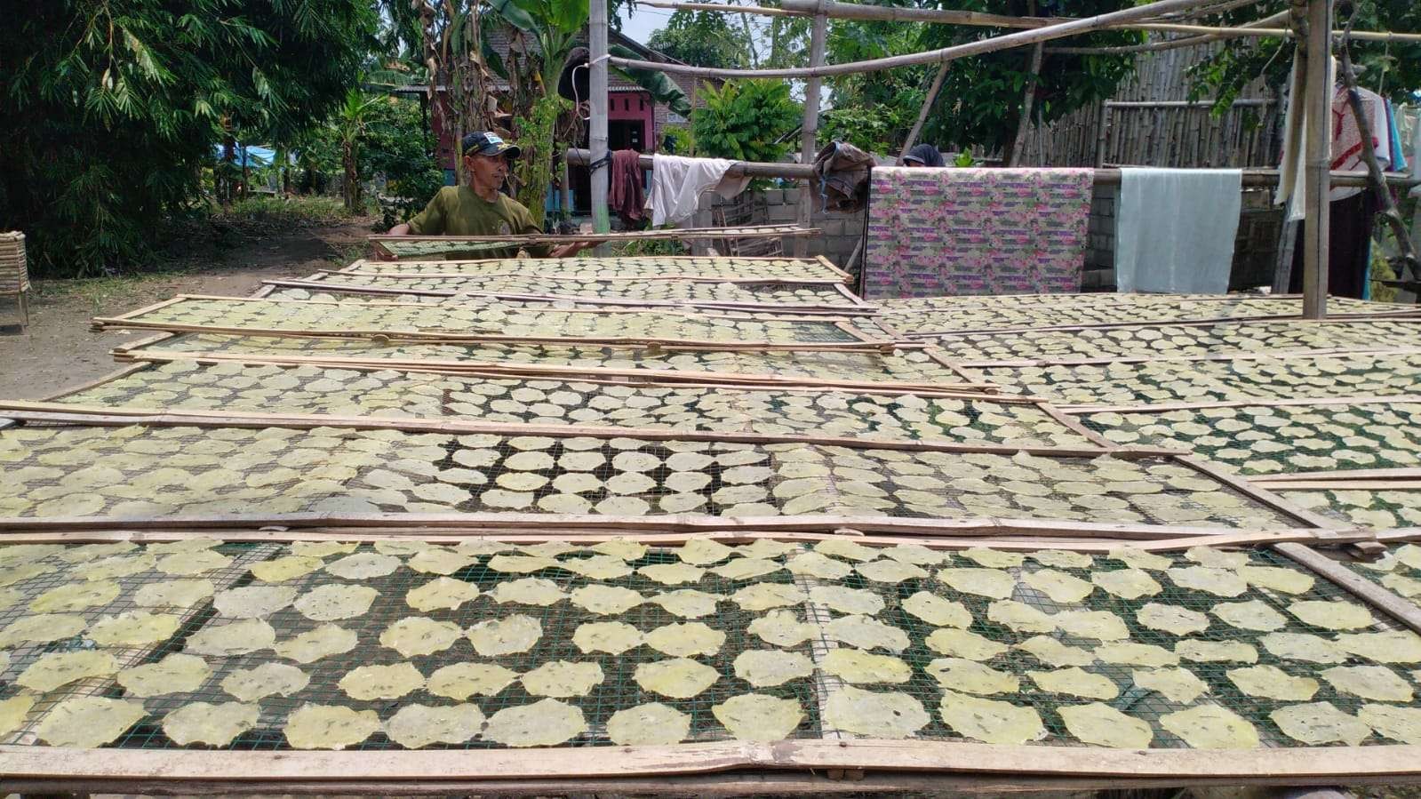 Kegiatan produksi kerupuk samiler di Desa Kayangan, Kecamatan Diwek, Kabupaten Jombang, Jawa Timur. Pangan olahan ini kerap diburu peziarah makam Gus Dur untuk dijadikan oleh-oleh. (Foto: Istimewa)