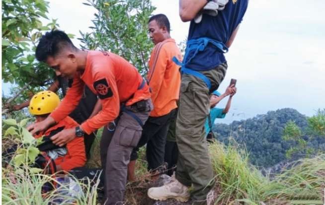 Tim SAR gabungan Situbondo saat mengevakuasi dua korban terjatuh ke jurang Gunung Ringgit Kendit, Situbondo, Jawa Timur. (Foto: istimewa)