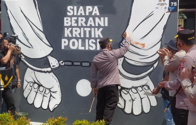 Kapolri Jenderal Listyo Sigit Prabowo membuka lomba mural bertema kritik terhadap Polri, di Lapangan Bhayangkara, Mabes Polri, Jakarta, Sabtu 30 Oktober 2021. (Foto: dtk)