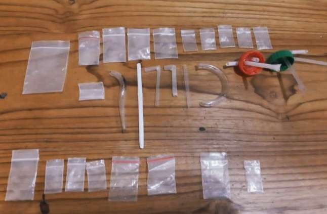 Barang bukti sabu-sabu dan alat nyabu yang diamankan di Polres Situbondo dari rumah tersangka oknum guru ASN. (foto: humas polres Situbondo)