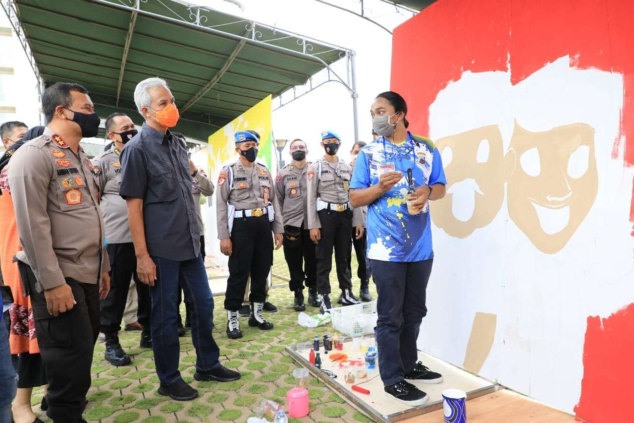 Gubernur Ganjar menyaksikan lomba mural yang diselenggarakan Polri. (Foto: Dok Jateng)