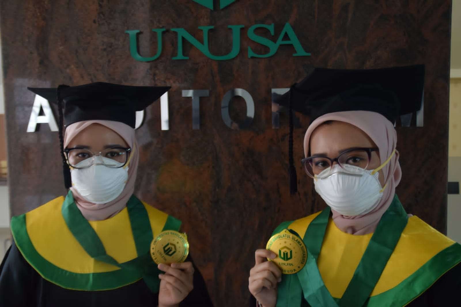 Vera dan Vena mahasiswa FK Unusa yang berhasil lulus bersama. (Foto: istimewa)