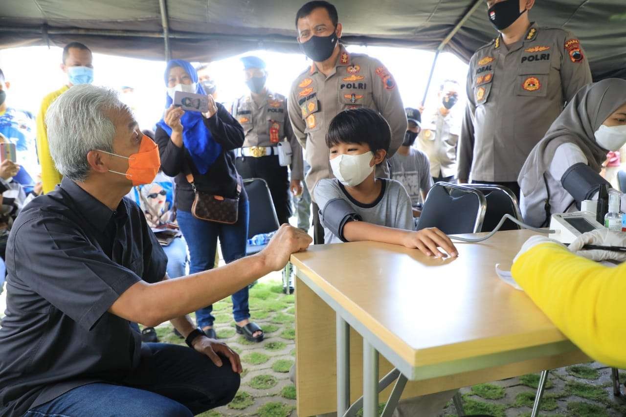 Gubernur Ganjar berbincang dengan pemural cilik asal Surakarta.(Foto: Dok Jateng)